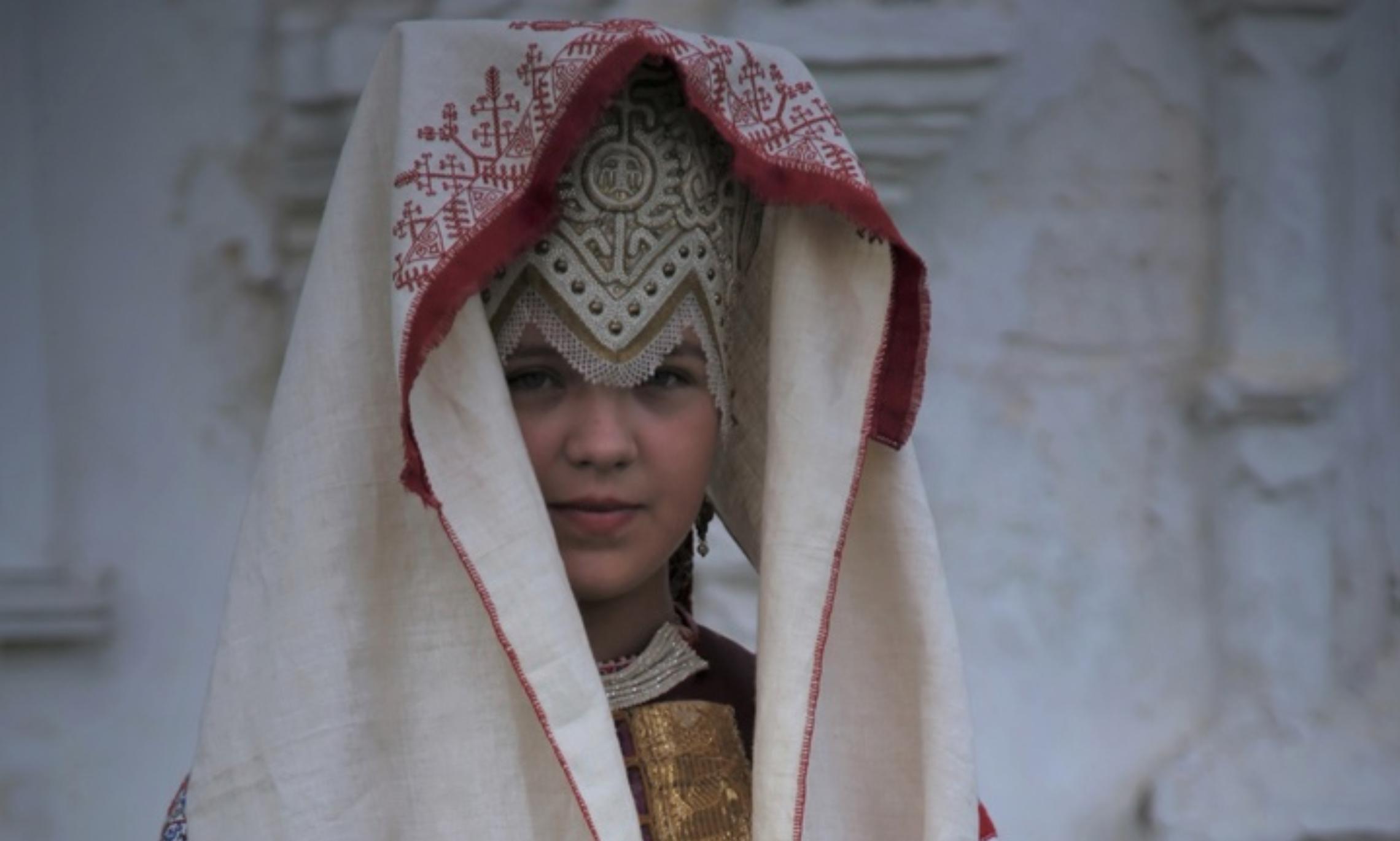 На фото - Александра Старцева в традиционном костюме.