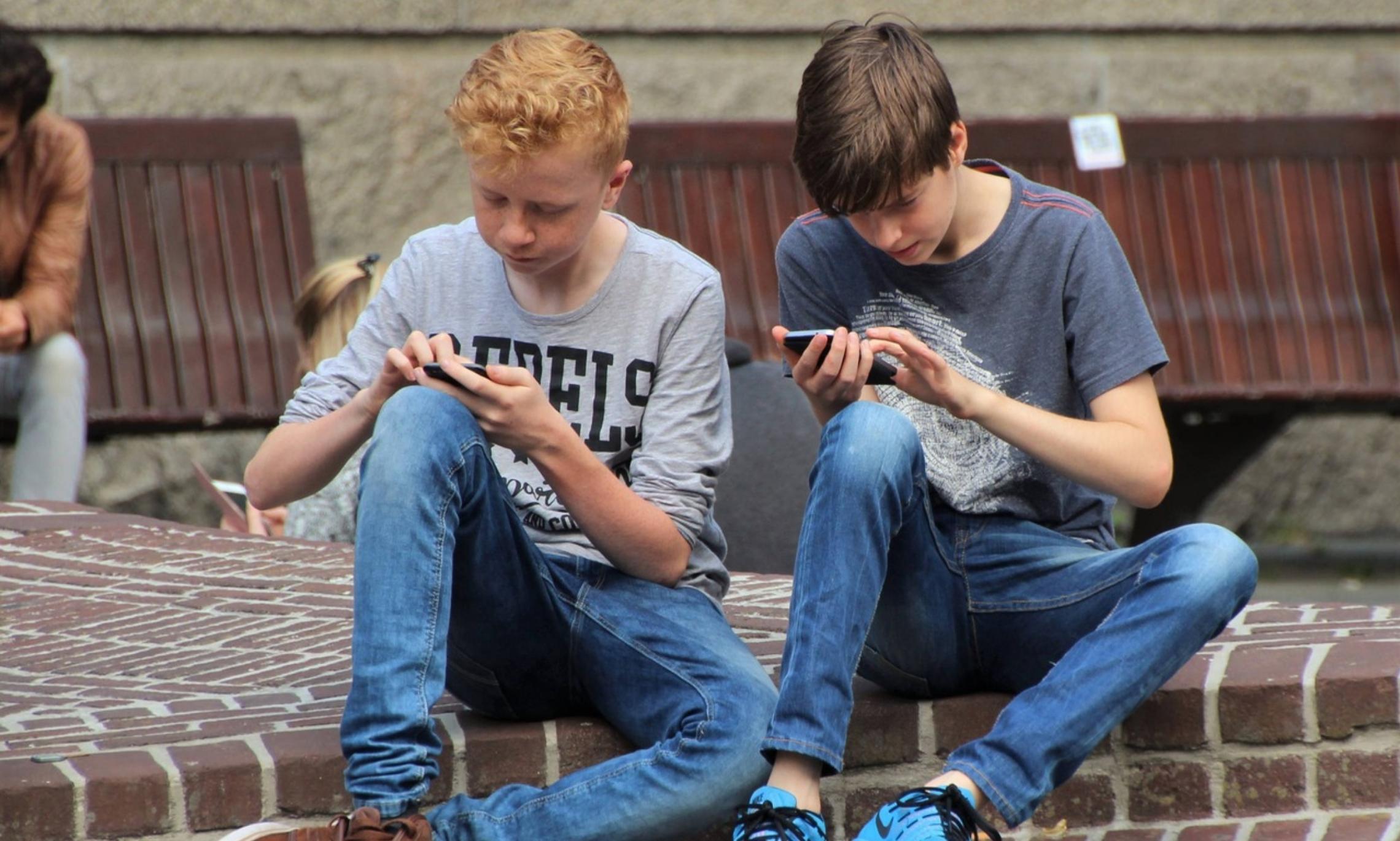 Young boys 2. Подросток. Подросток со смартфоном. Подросток сидит. Подросток сидит в телефоне.