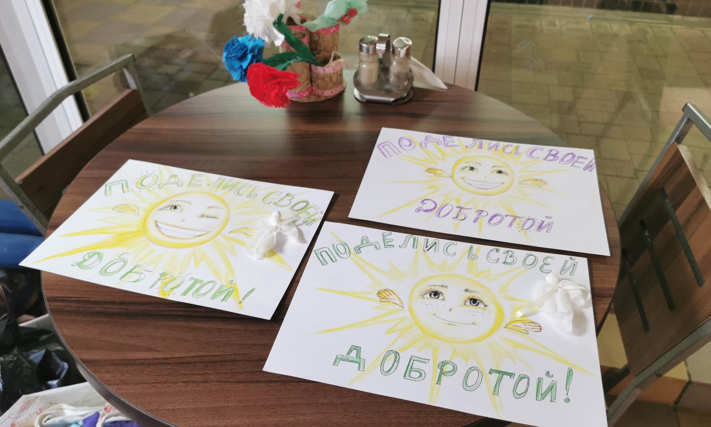 Эти рисунки и поделки делают дети Донецка и дарят потом всем, кто приходит пообедать в столовую